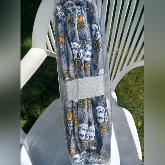 New Factory Sealed Large Halloween Plush Blanket 🎃 - Picture 5 of 5